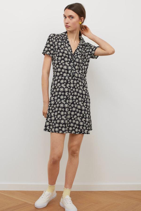 Minivestido estampado con manga corta, de H&M (9,99 €).
