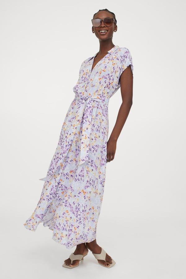 Vestido largo de manga corta con estampado floral, de H&M (24,99 €).