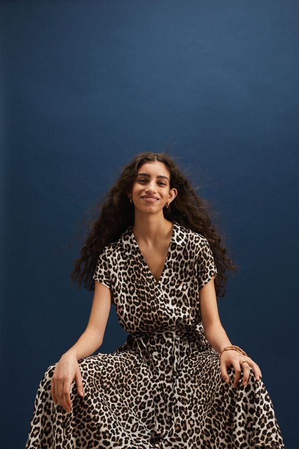 Vestido largo de manga corta con estampado de leopardo, de H&M (24,99 €).