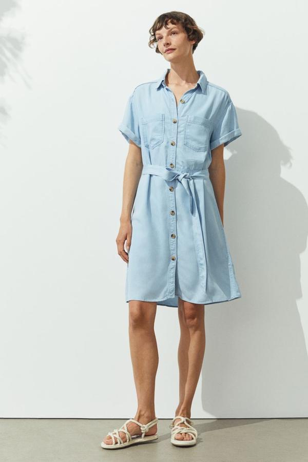 Vestido de tejido vaquero de manga larga con cinturón a juego, de H&M (34,99 €).