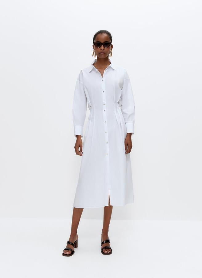 Vestido midi de popelín entallado de manga larga, de Uterqüe (87 €).