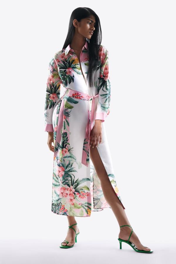 Vestido de tejido fluido y manga larga con estampado tropical, de Zara (39,95 €).