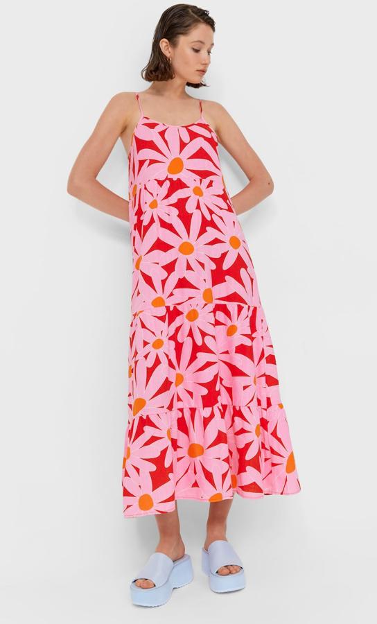 En color rosa fucsia con estampado de flores grandes, este vestido largo de tirantes finos y volumen es de Stradivarius y tiene un precio de 19,99 euros.