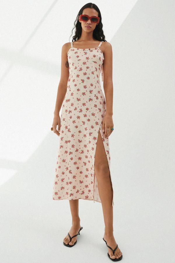 En color beige con estampado de flores, este vestido midi en tejido de lino y escote cuadrado cuenta con tirantes anchos ajustables con lazada y elástico tipo de abeja en la espalda. Es de Zara y tiene un precio de 29,95 euros.