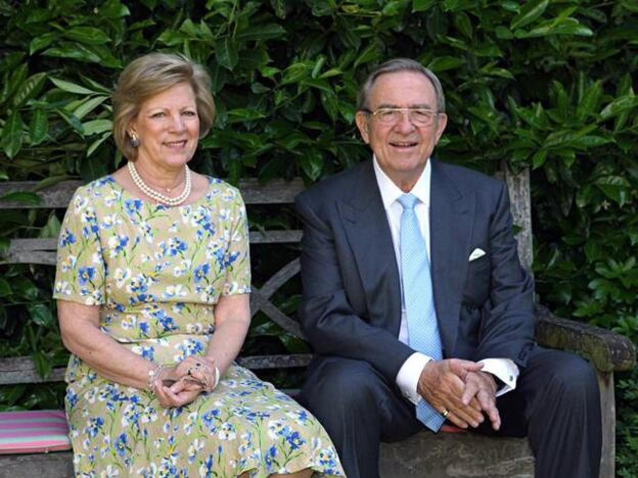 El reinado de Constantino duró poco un pelotón de paracaidistas del Ejército asaltó el palacio familiar de verano de Tatoi, y desalojó a los jóvenes monarcas. Pincha para ver las tiaras más impactantes de la realeza.