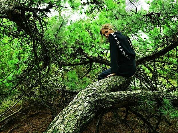 Nina Persson, «En los 90 a las mujeres de la música se nos exigían cosas diferentes»