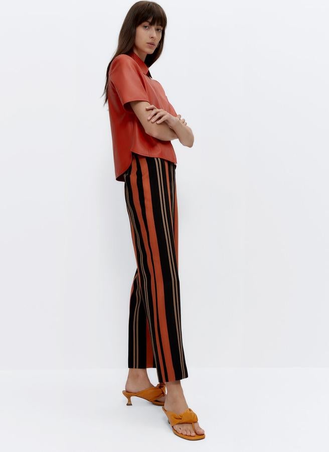 Pantalones rectos de talle alto con estampado de rayas verticales, de Uterqüe (89 €).