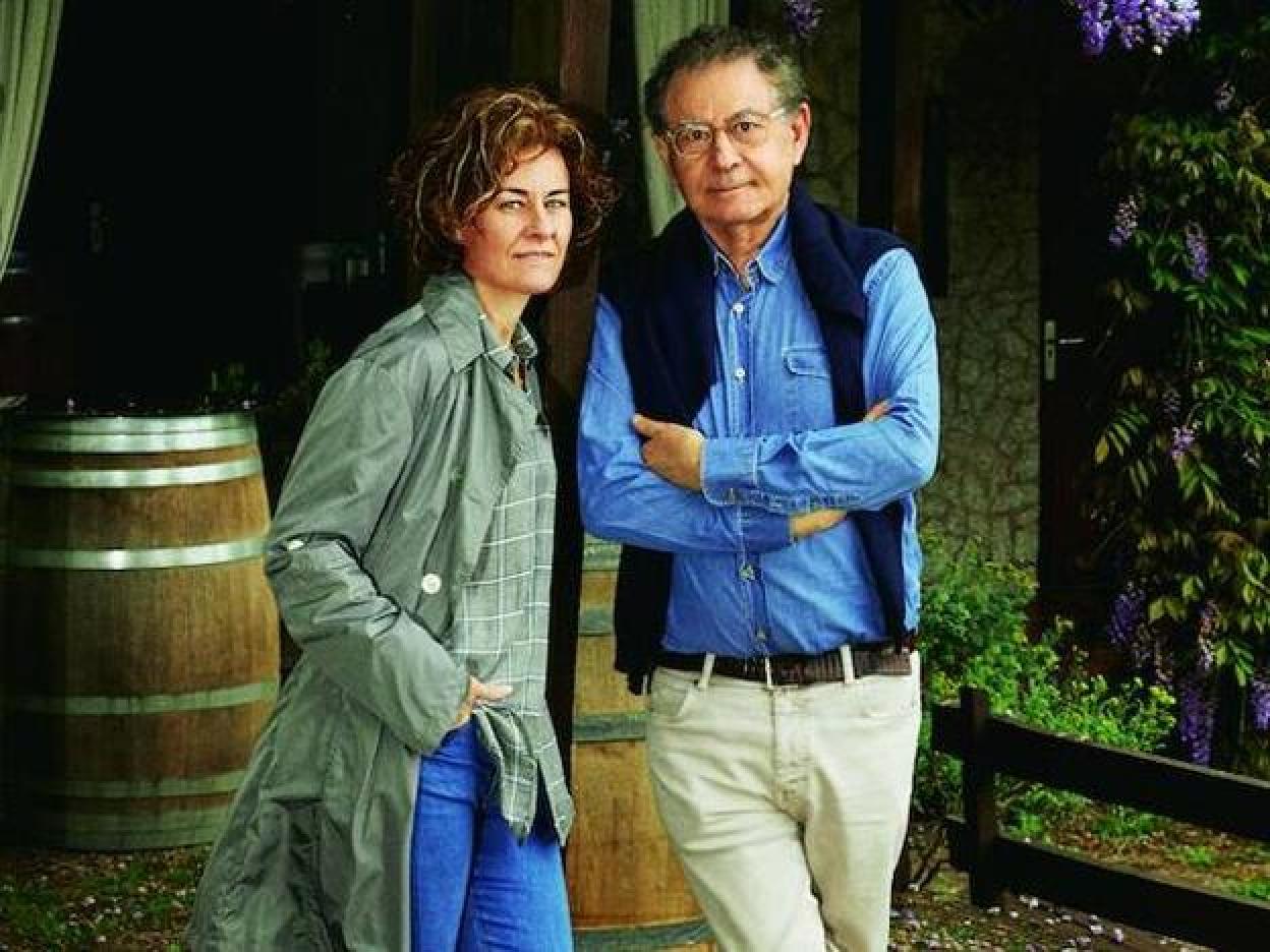Cristina y Roberto posan en su finca de viñedos, en Verín. Pincha para ver los vestidos made in Spain que llevan las chicas que más saben de moda.