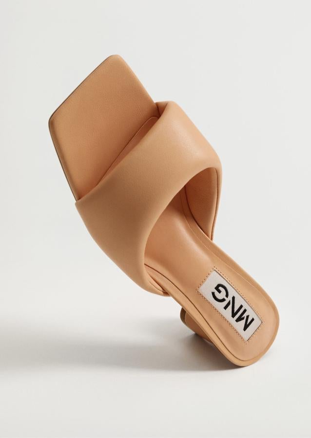 En color mandarina, esta sandalia acolchada con diseño de tiras y tacón cuadrado tiene un tacón de 5 centímetros de altura y un precio de 29,99 euros.