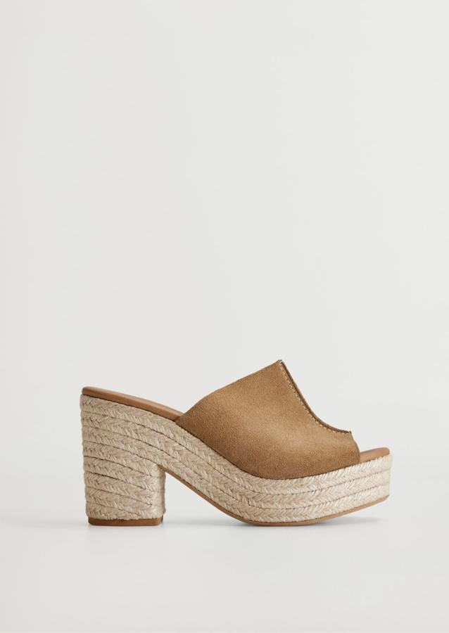 Con plataforma y tacón ancho, esta sandalia de piel destalonada tiene un precio de 49,99 euros.