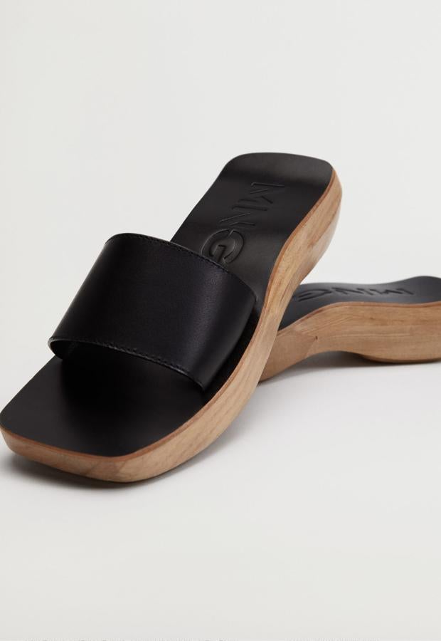 Disponible en negro o en beige, esta sandalia de piel con diseño asimétrico y suela estilo madera tiene un precio de 39,99 euros.