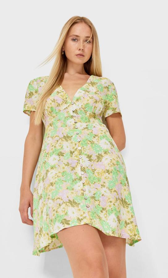 Con estampado floral en tono amarillo, este vestido de manga corta y escote de pico cuenta con cierre frontal con botones y tiene un precio rebajado de 15,99 euros.