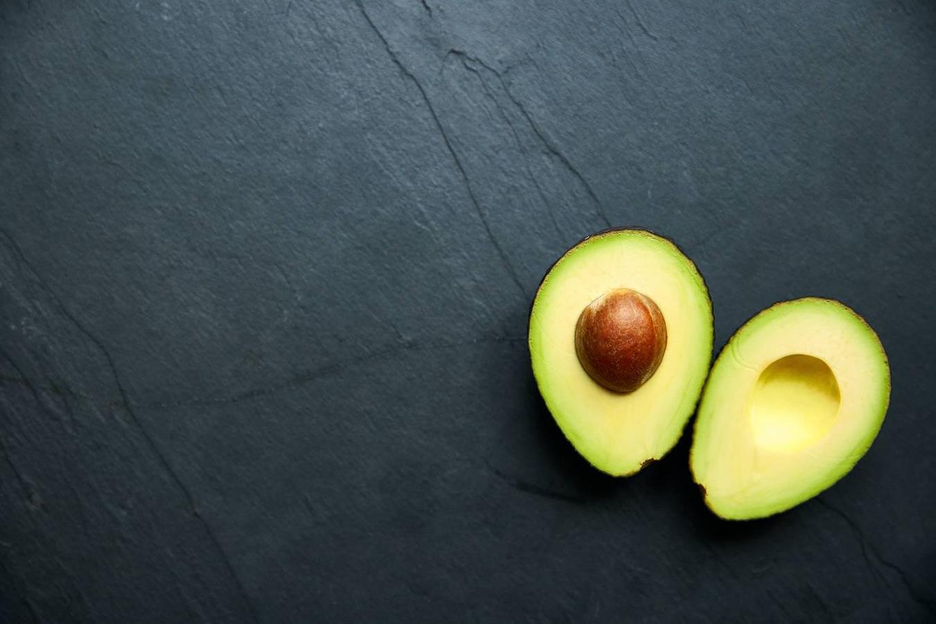 Si te gusta el aguacate estás de suerte porque no solo aporta grasas monoinsaturadas, sino que aumenta la cantidad de energía y antioxidantes en el organismo, ayuda a mejorar la resistencia y la fuerza y favorece la recuperación del músculo. ¡Casi nada!
