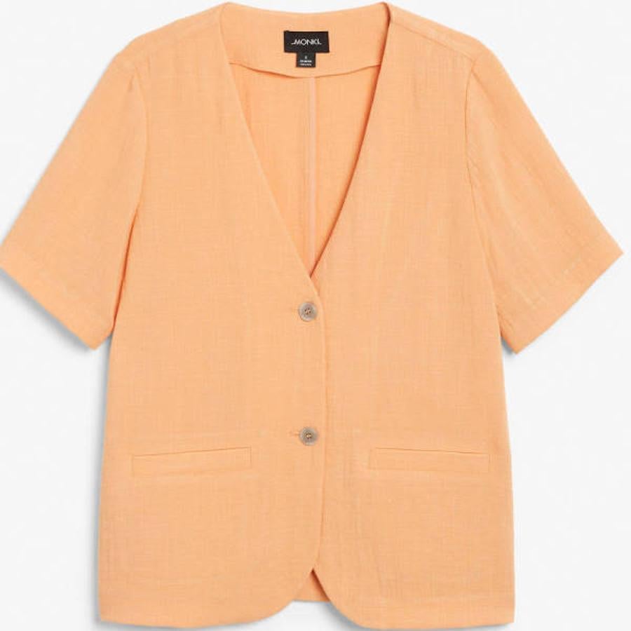 Americana de lino con manga corta, de Monki (40 €).