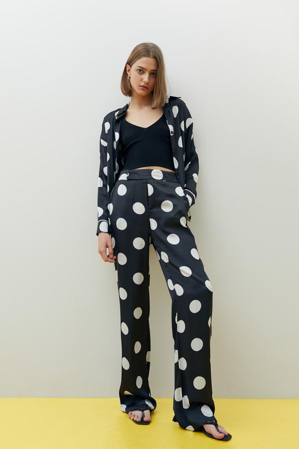 Camisa de manga larga y pantalón de talle alto de tejido sedoso, ambos de Sfera.