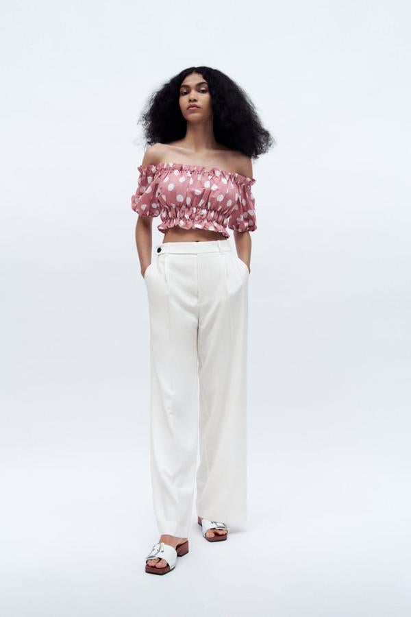 Crop top palabra de honor con mnagas elásticas fruncidas, de Zara (19,95 €).