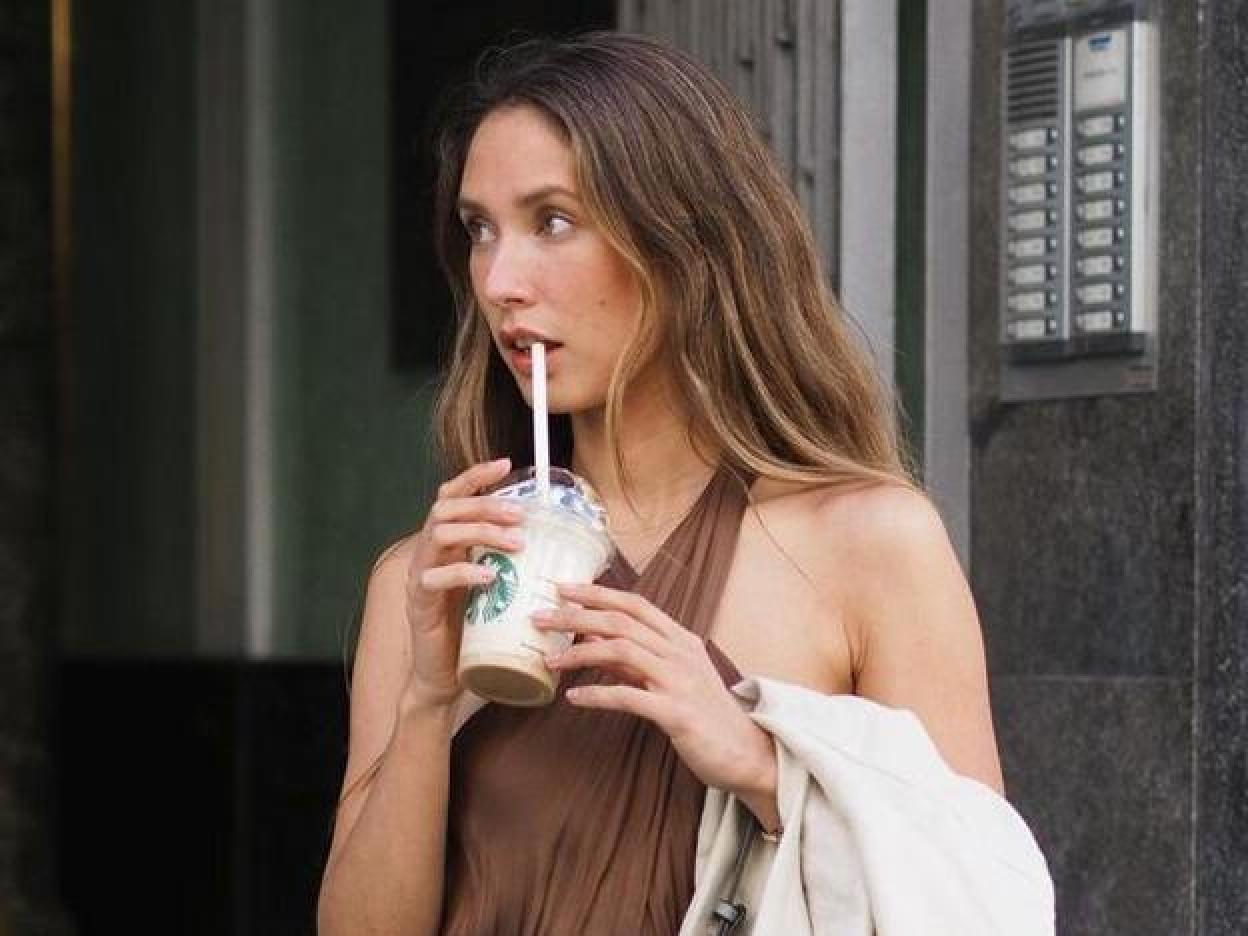 Pincha en la imagen para ver estos vestidos estampados largos y midi que son los más vendidos de Mango esta primavera porque rejuvenecen a los 40.