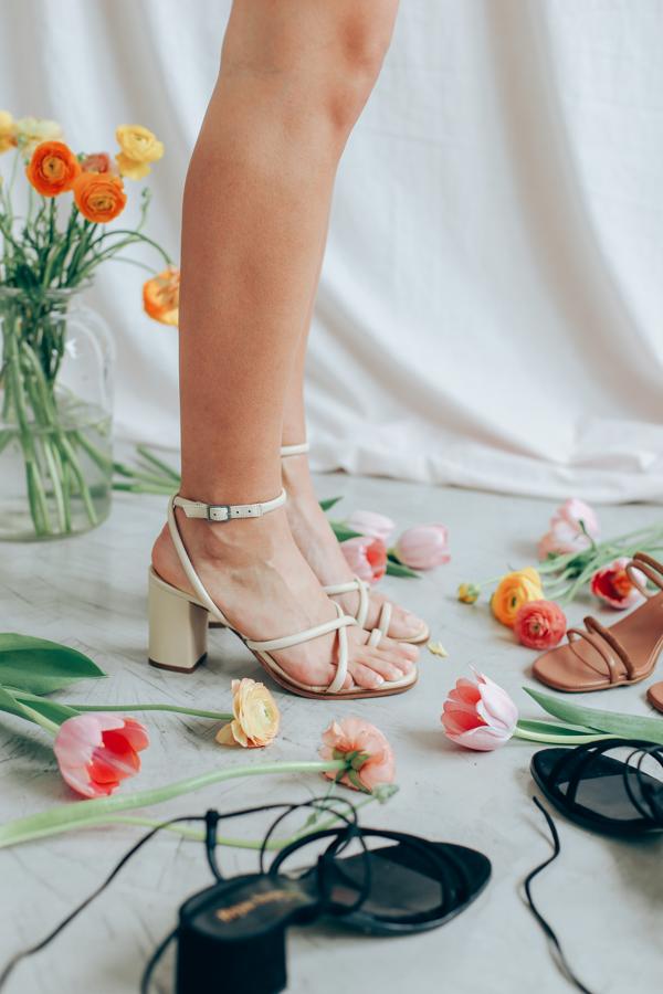 Unas sandalias minimalistas, elegantes y que, además, nos estilicen las piernas, como estas en color nude de Bryan Stepwise.