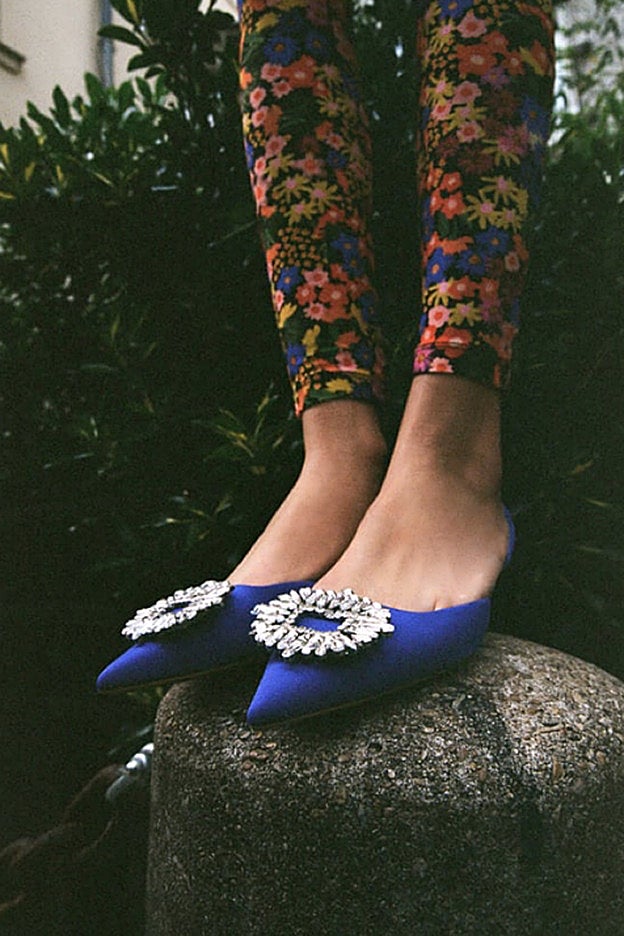 Los zapatos destalonados con decoración brillante son de Zara.