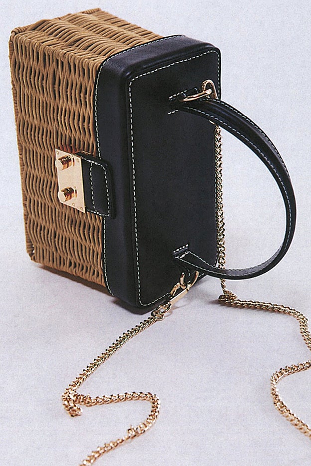 Bolso de rafia trenzada con forma de caja y remates en negro de Zara.