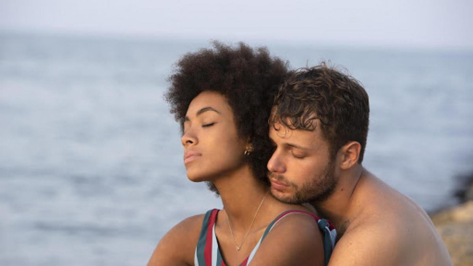 A tres metros sobre el cielo. Temporada 2. Netflix. 3 de junioEn esta nueva temporada, parece que Sami se queda en el pueblo, mientras Ale se traslada a España para competir con su nuevo equipo al finalizar el verano. Las cosas no pintan bien para su romance, ya que ambos parecen haber conocido a otras personas, pero es posible que ambos sigan sintiendo algo el uno por el otro. Por otro lado, Edo iniciará una relación y Sofi también se dará una oportunidad, tras su último fracaso sentimental. Todos habrán cambiado, madurado y tendrán nuevos objetivos que descubriremos muy pronto.