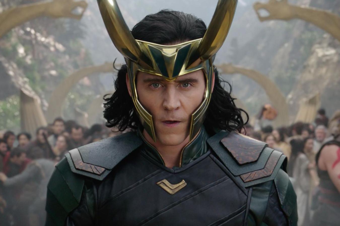 Loki. Temporada 1. Disney Plus. 9 de junioEn Vengadores: Endgame pudimos ver cómo Loki se hacía con el Teseracto y logra escapar pero, ¿a dónde? Esta serie nos cuenta cómo Loki siguió haciendo de las suyas hasta que la TVA (Time Variance Authority o Autoridad de Variante Temporal) lo vuelve a atrapar y arrestar. Esta agencia es la clave de todo. Ellos supuestamente son los encargados de mantener el orden en el tiempo y el espacio y reparar los daños ocasionados por personas como el hijo de Odín. El trabajo de la TVA será deshacer el lío temporal que el propio Loki creó al llevarse el Teseracto, y para ello necesitarán la ayuda al propio hermano de Thor, que no se los pondrá fácil precisamente.