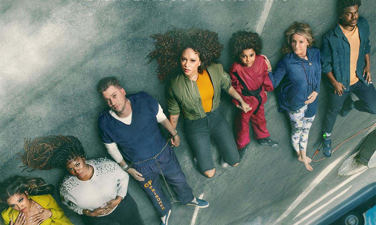 Blindspotting. Temporada 1. Starzplay. 13 de junioBlindspotting es una serie comedia que se ambienta seis meses después de la película homónima protagonizada por Daveed Diggs. La historia se centra en Ashley, que se encuentra en su mejor momento de la vida en Oakland hasta que ocurre algo inesperado en su vida. Cuando su pareja de hace 12 años y padre de su hijo es repentinamente encarcelado, su vida cambia dejándola caer en una crisis existencial caótica con tonos humorísticos, obligándose a mudarse con la madre y la hermanastra de Miles.