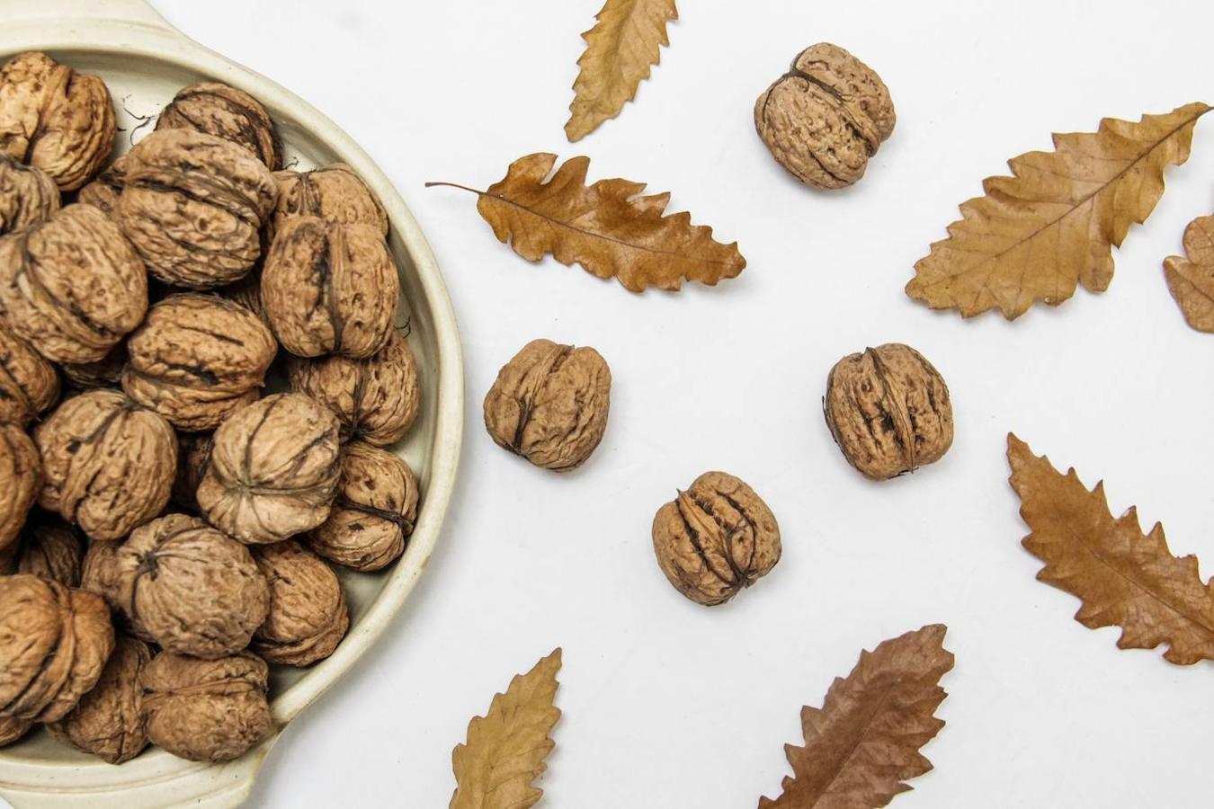 Nos gustan las nueces en particular por su alto contenido en omega-3, pero puedes cambiarlas por otros frutos secos si lo prefieres. Este tipo de alimento se convierte en una fuente de energía perfecta, especialmente indicada para deportes de resistencia. Además tienen poder antiinflamatorio, por lo que te vendrán de perlas para evitar lesiones y reducir la fatiga.