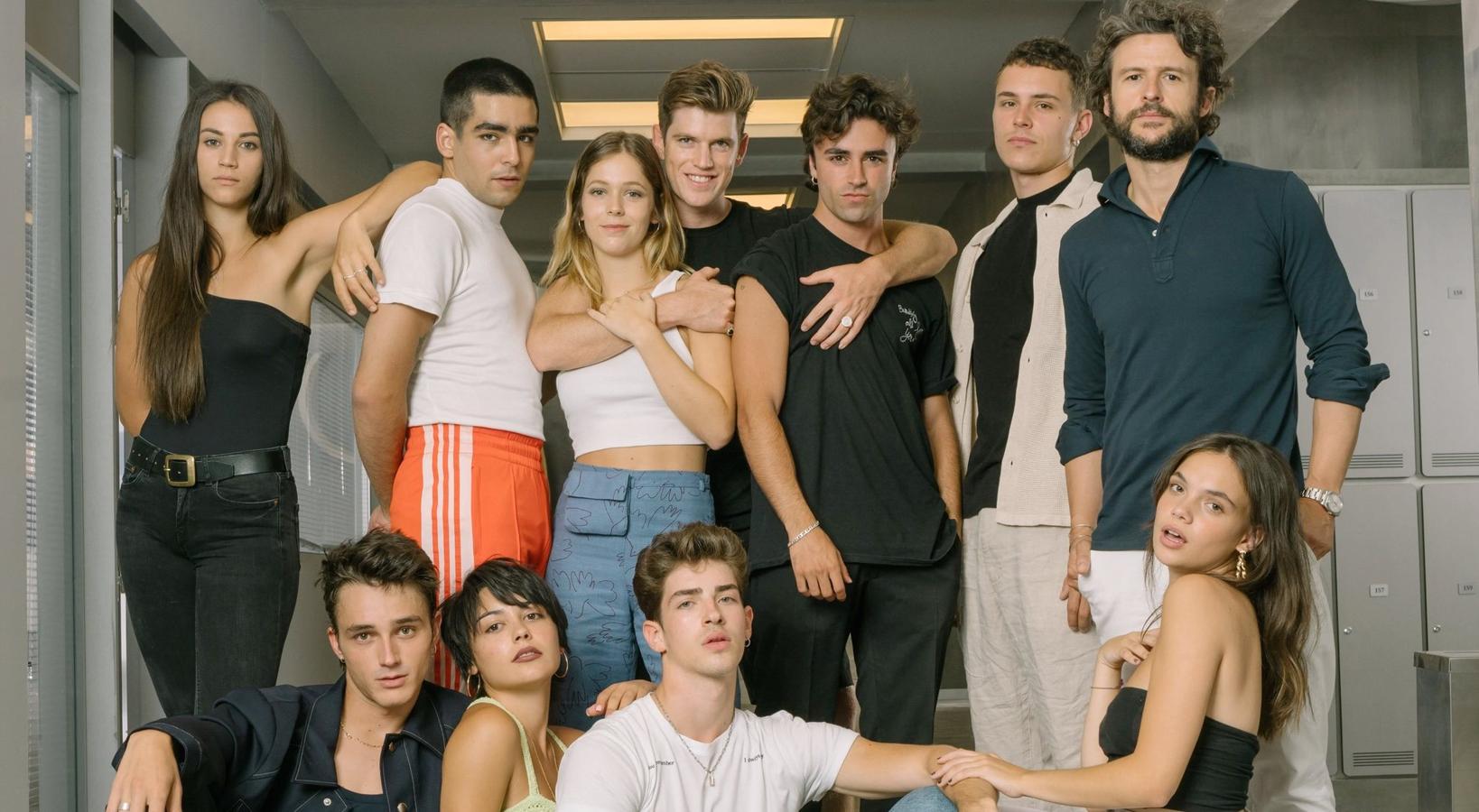 Élite. Temporada 4. Netflix. 18 de junioEmpieza un nuevo curso en Las Encinas. Y con él llega un nuevo director (Diego Martín, 'Velvet'): uno de los empresarios más poderosos de Europa dispuesto a reconducir el colegio, que ha estado, según él, desbocado los últimos años. Y este director trae consigo a su familia, a sus tres hijos (Carla Díaz, 'El Príncipe'; Martina Cariddi, 'Mientras dure la guerra'; Manu Ríos,'El Chiringuito de Pepe'). Tres adolescentes demasiado acostumbrados a salirse siempre con la suya, a tener lo que quieran cuando quieran, caiga quien caiga, y que pondrán en peligro la unión y la amistad de los alumnos más veteranos. El conflicto entre uno y otro 'bando', derivará en "un choque que acabará explotando y provocando una tragedia, con una víctima y un responsable cuya identidad deberán descubrir.