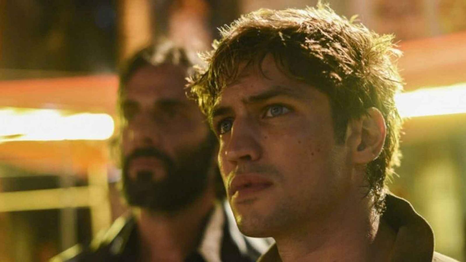 Dom. Temporada 1. Amazon Prime Video. 4 de junioDom cuenta la historia de Victor, un joven clavadista que, por un giro del destino, se convierte en un agente de inteligencia militar que adopta la guerra contra las drogas como su misión en la vida. Con el paso de los años, se enfrenta a la desilusión de una guerra interminable y ve cómo su propio hijo, Pedro, sucumbe al enemigo contra el que luchó incansablemente: la cocaína. Pedro se convierte en un adicto y en uno de los delincuentes más buscados de Río de Janeiro: Pedro Dom.
