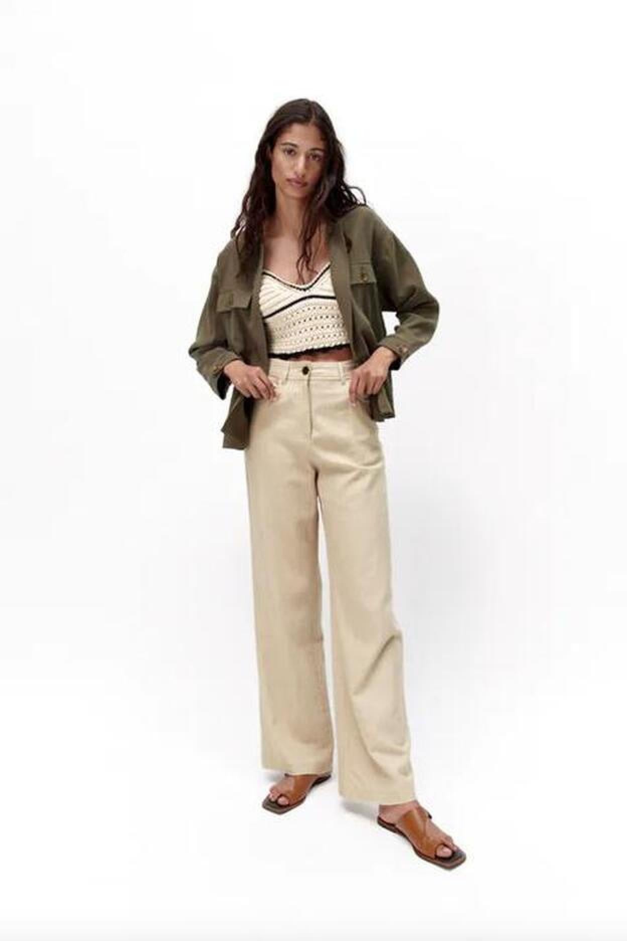 Pincha en la imagen para descubrir el truco definitivo para poder seguir llevando trajes de chaqueta este verano y ser la más elegante.