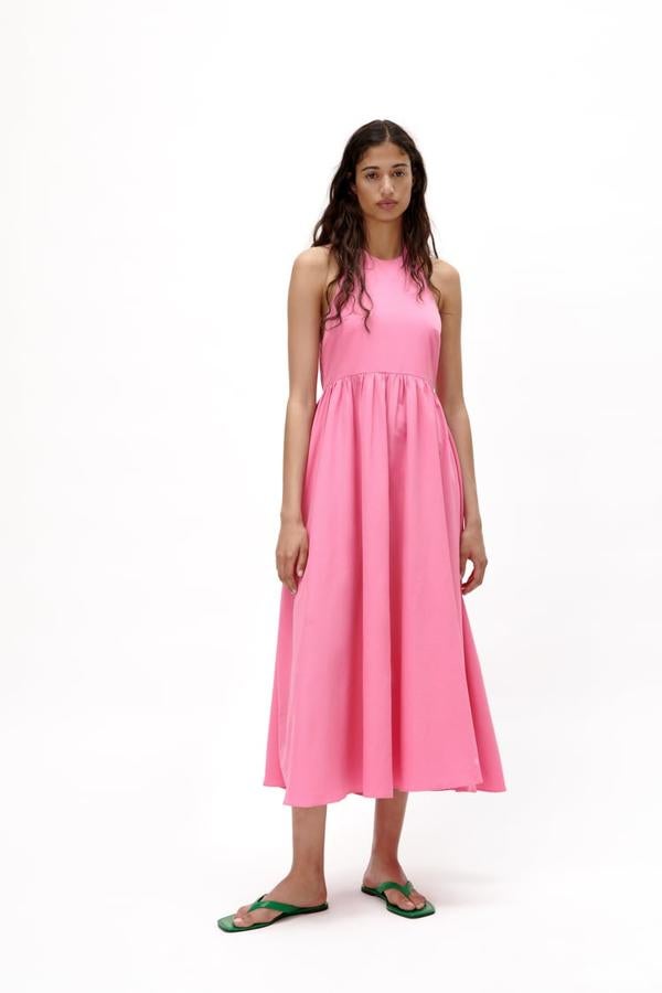 Vestido midi con cuello halter, de Zara (29,95 €).