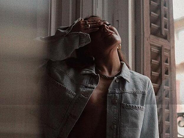 Lo que sí y lo que no debes hacer en la limpieza facial diaria para desmaquillarte correctamente y tener la piel siempre sana y bonita