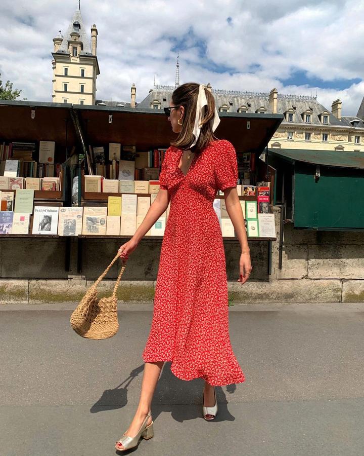 Vestido con estampado de flores + sandalias metalizadas + bolsos de rafia