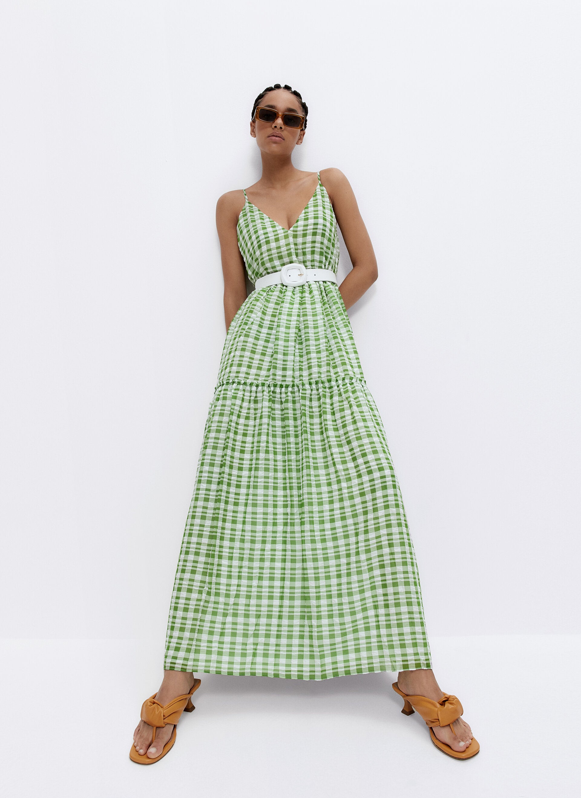 Vestido midi fluido con estampado de cuadros vichy en verde, uno de los colores tendencia del verano que sienta de maravilla. ref. 0229/451.Precio: 119 euros.
