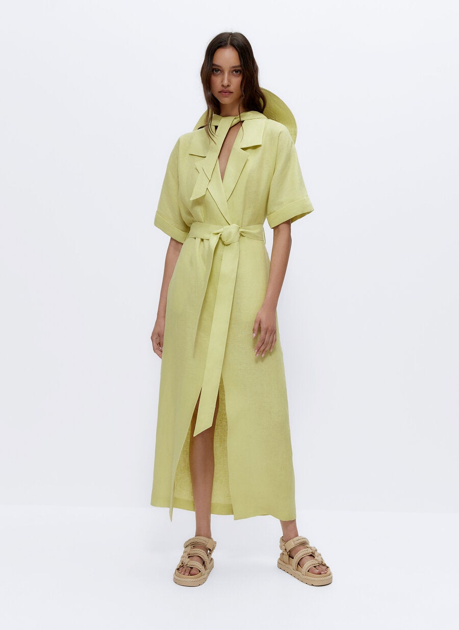 Vestido camisero de lino en verde lima, uno de los más vendidos de Uterqüe esta temporada. ref. 0211/262.Precio: 129 euros.