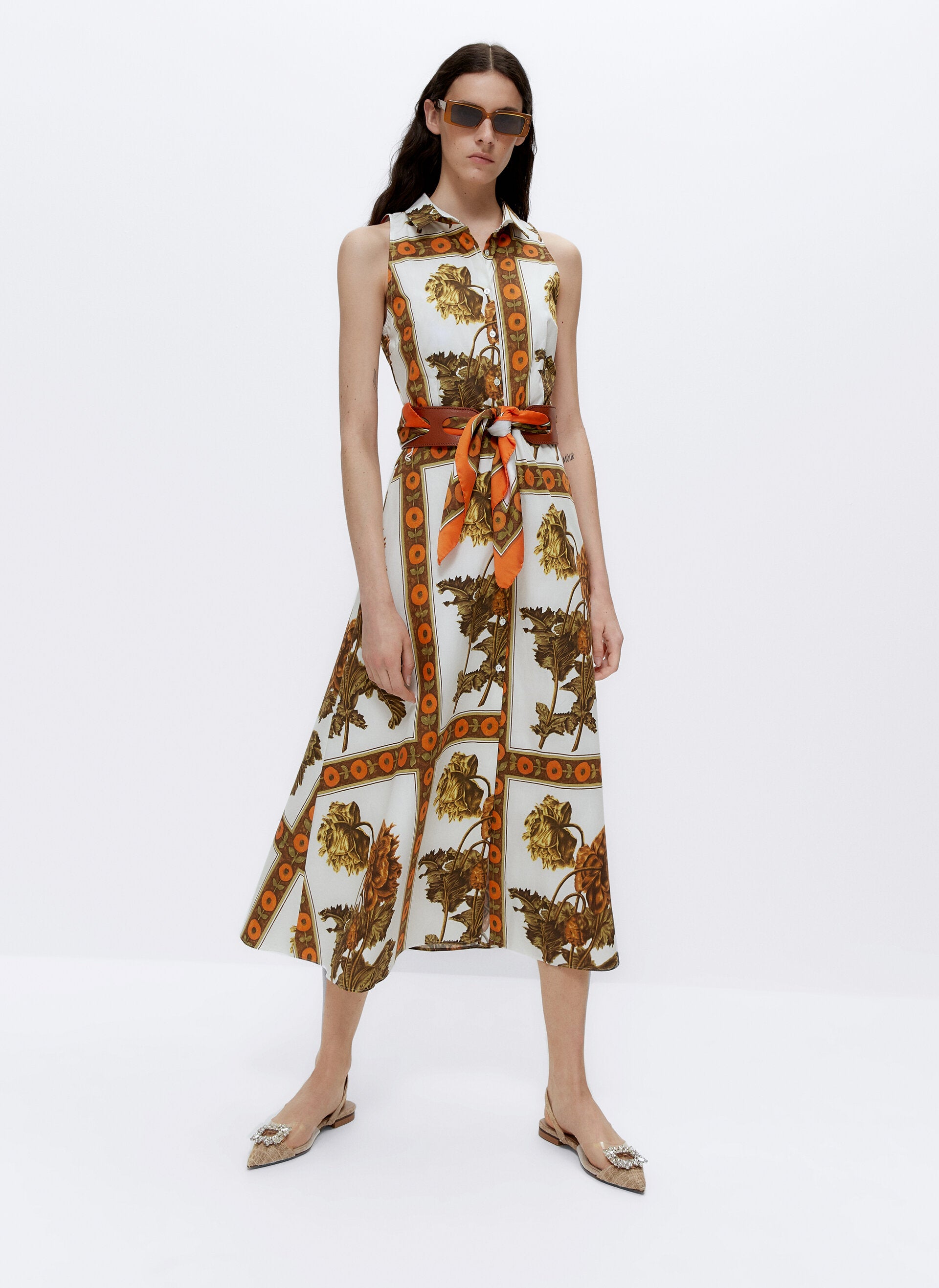 Vestido camisero sin mangas, con cinturón lazada y estampado mosaico con flores. ref. 0534/253.Precio: 99 euros.