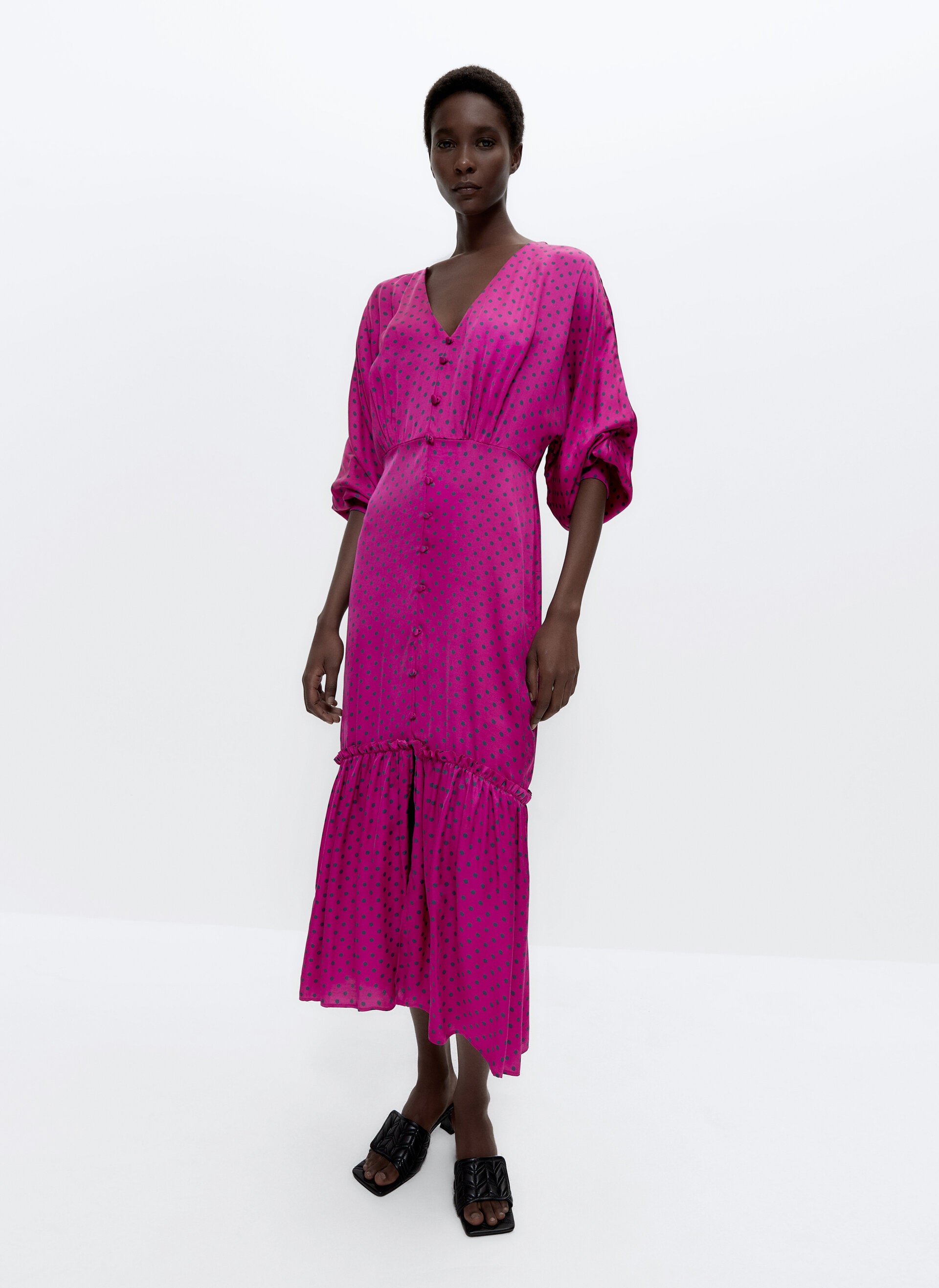 Si buscas un diseño aún más especial con el que puedas crear un look de invitada perfecto o llevarlo con sneakers para un estilismo insuperable, este vestido midi fucsia con topos es tu compra ideal. Está agotado en todas las tallas pero con lista de espera para ficharlo a su vuelta. ref. 0533/254.Precio: 129 euros.