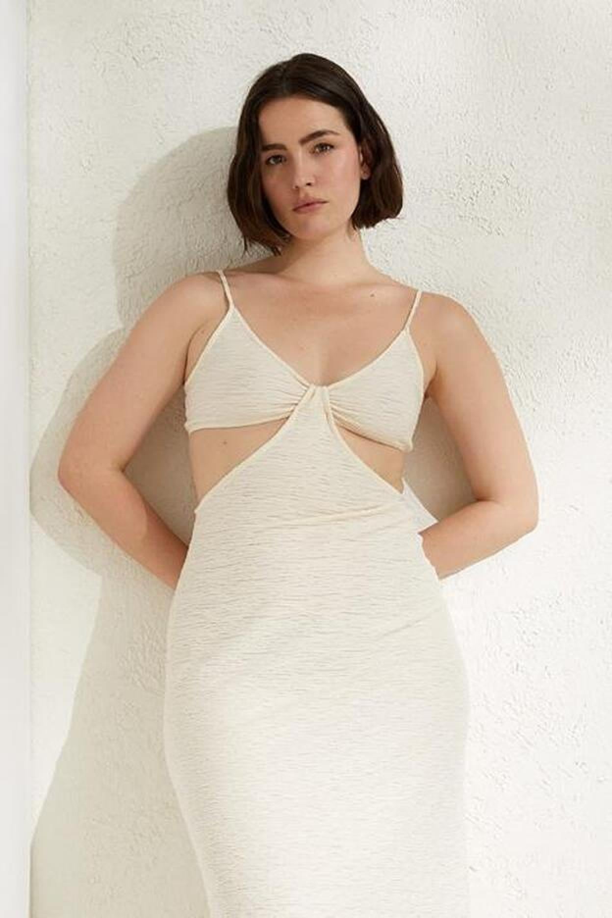 Pincha en la imagen para descubrir los vestidos largos y midi más vendidos de Uterqüe que rejuvenecen a los 40 y nos hacen soñar con el verano.