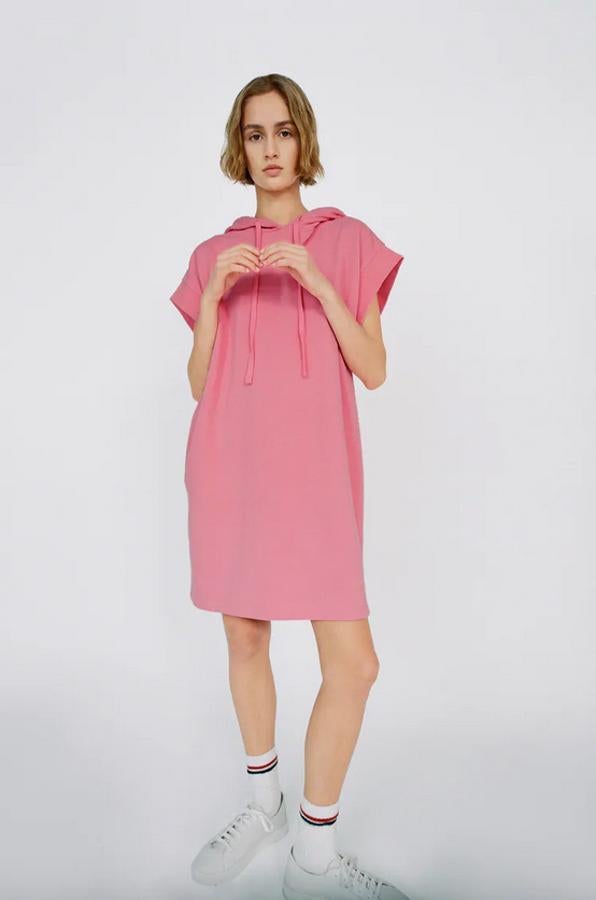 Para tirar de rosa también en los días de looks cómodos Zara ha lanzado este vestido rosa de felpa confeccionado con al menos un 50% de algodón orgánico. Con capucha ajustable con cordones y mangas cortas, tiene el bajo por encima de la rodilla y cuesta 15,95 euros. Podemos encontrarlo en las tallas S, M y L.