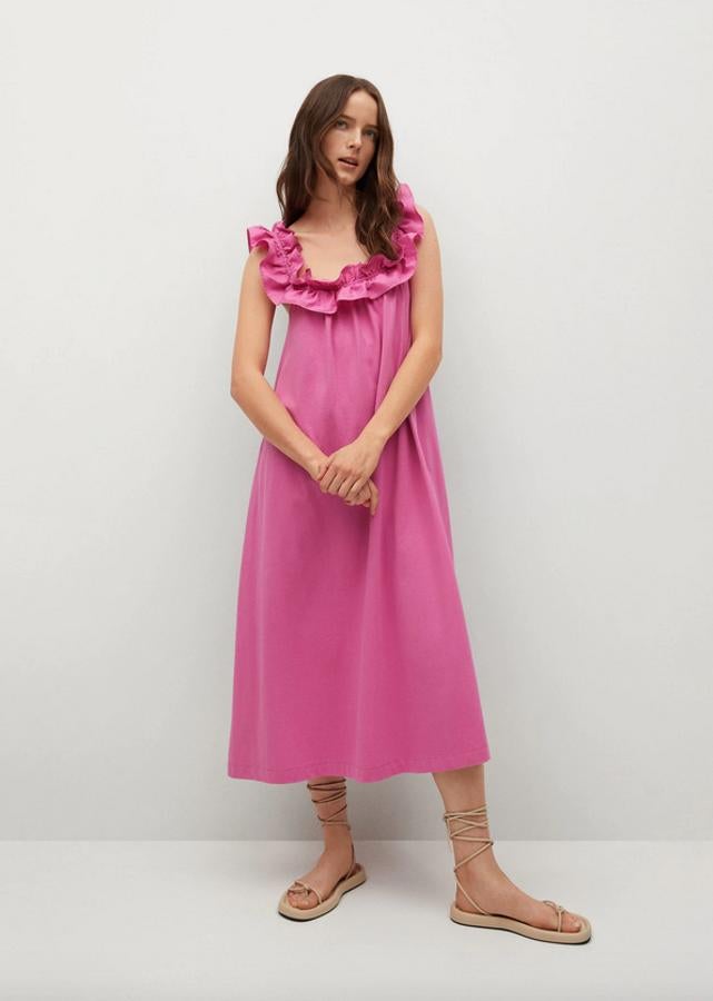 Con volante en el escote redondo y los tirantes, este vestido midi de diseño acampanado de Mango en rosa fucsia está confeccionado en tejido fluido de algodón sostenible y podemos encontrarlo entre las tallas XS y XL por 19,99 euros.