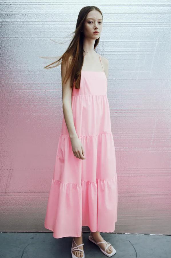 Confeccionado en 100% algodón, este vestido midi rosa de Zara viene con escote recto y tirantes finos en diseño de paneles. Tiene un precio de 29,95 euros y está disponible entre las tallas XS y XL.