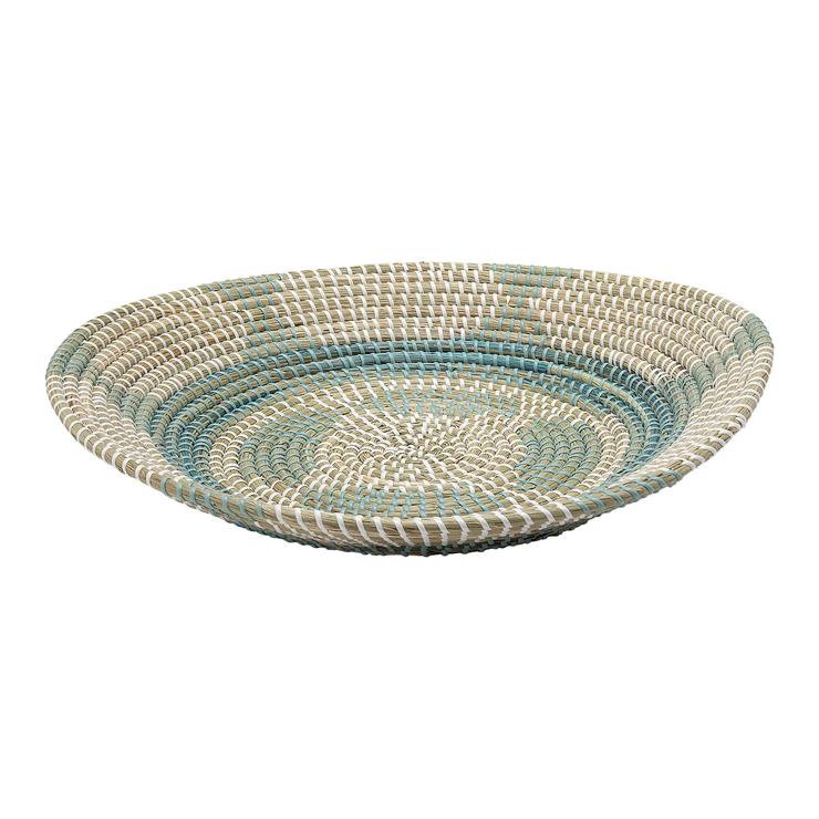 Centro de mesa con forma redondeada fabricado en ratán con acabados en tonos azules. Tiene un precio de 19,95 euros.