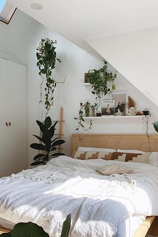 Dormitorio de estilo boho.