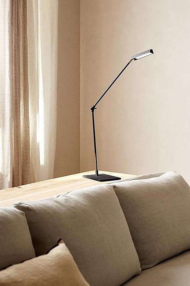Flexo en color negro de Zara Home.