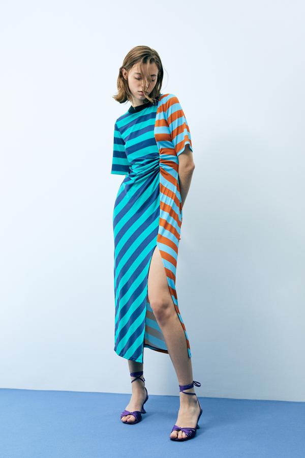 vestido midi tipo camiseta con manga corta y apertura lateral, de Sfera (29,99 €).