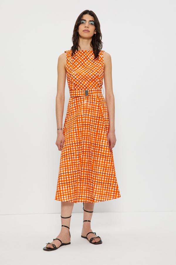 Vestido midi sin mangas con estampado de cuadros y cinturón a juego, de Sfera (49,99 €).