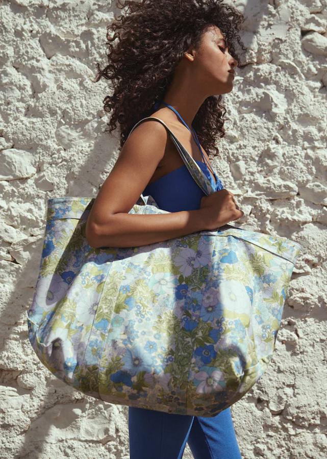 Con estampado en verde, lila y azul, Mango ha lanzado este maxi shopper con dos asas cortas y dos largas, está confeccionado en algodón. Con cierre de cremallera superior y forro interior, tiene un precio de 59,99 euros.