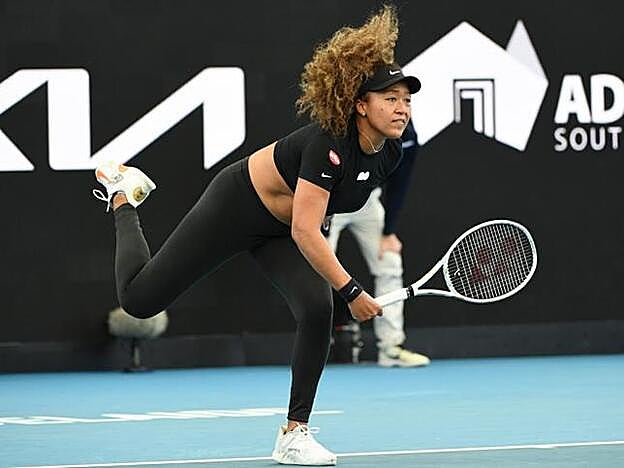 Naomi Osaka, en acción en la pista de tenis.
