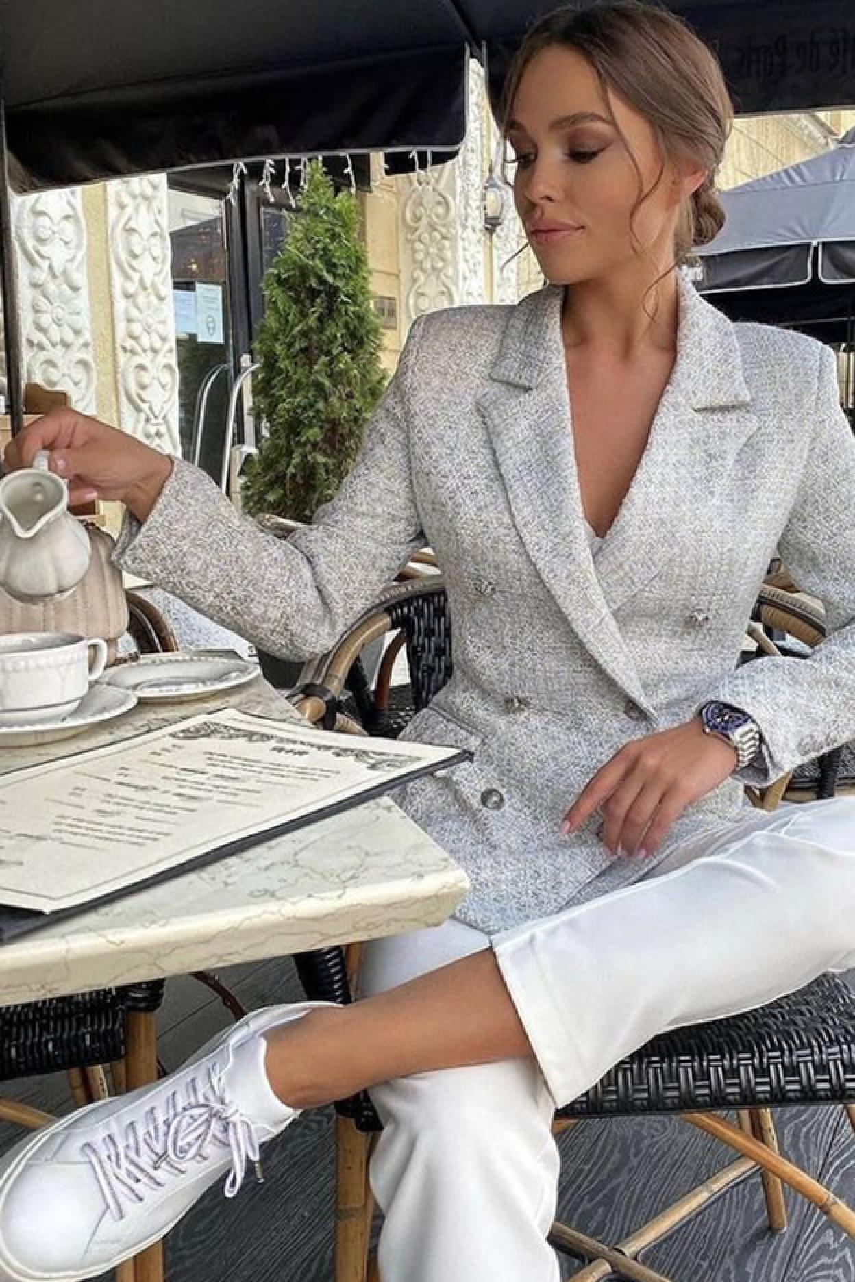 Pincha en la foto para ver el total look blanco es la tendencia con la que destacarás.